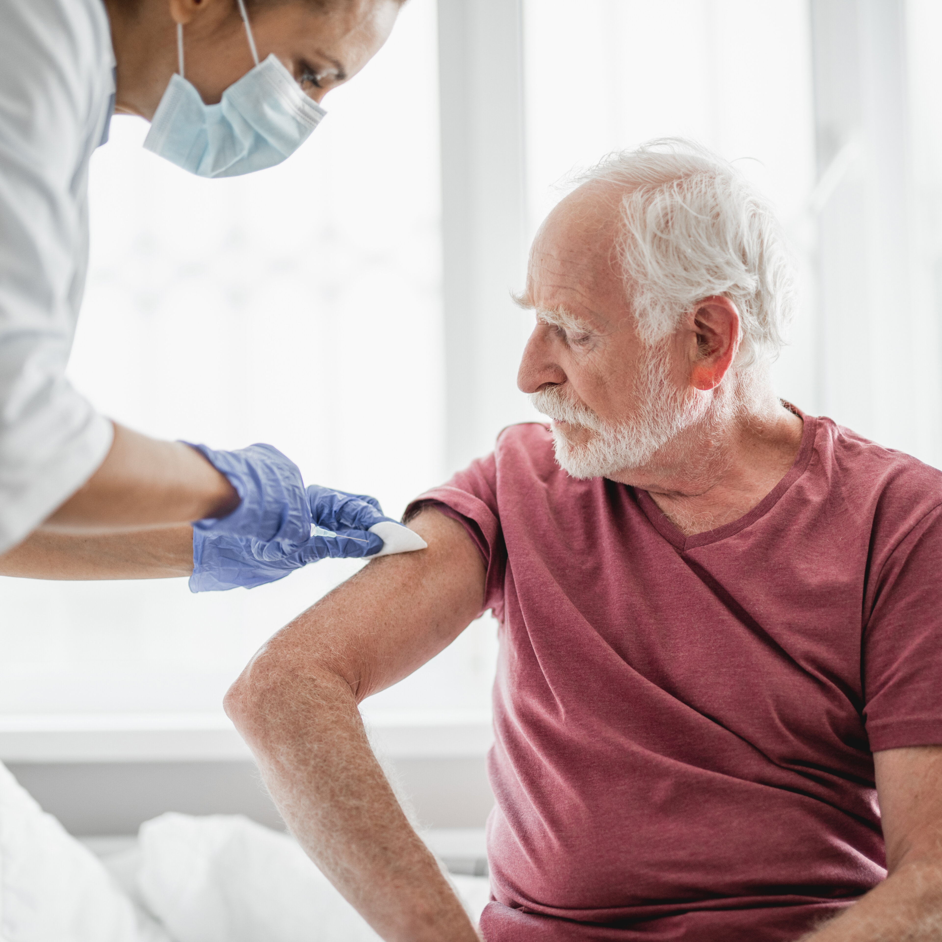 Vieil homme recevant un vaccin contre la Covid-19
